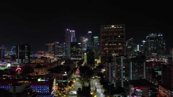 Luftpanorama über Nacht beleuchtete Straßen Singapurs, 4k