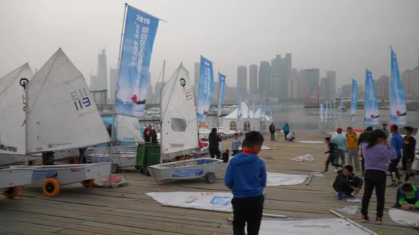 Qingdao Ville Olympique Baie Quai Enfants Bondé Bateaux Sport Panorama — Video