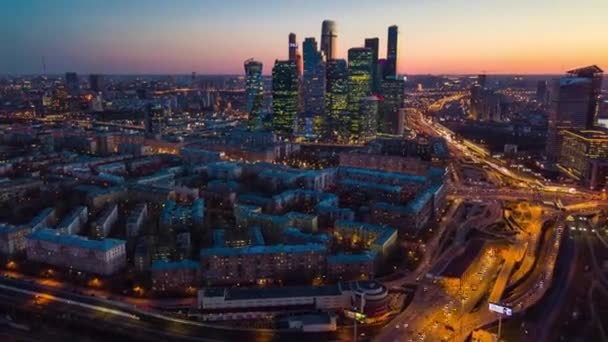 道路交通 空中都市とモスクワ市の上の日没の空はロシアをタイムラプス — ストック動画