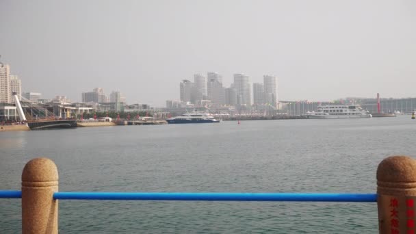 Día Soleado Qingdao Ciudad Famosa Bahía Olímpica Muelle Panorama China — Vídeos de Stock