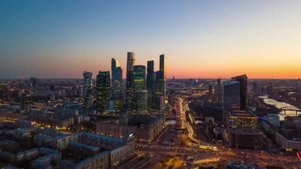 Solnedgång Himmel Ovanför Moskva Stad Med Gatutrafik Antenn Stadsbild Timelapse — Stockvideo