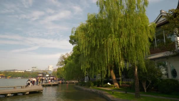 杭州市晴れた日有名な西湖ベイサイド混雑した橋道路スローモーションパノラマ4K中国 — ストック動画
