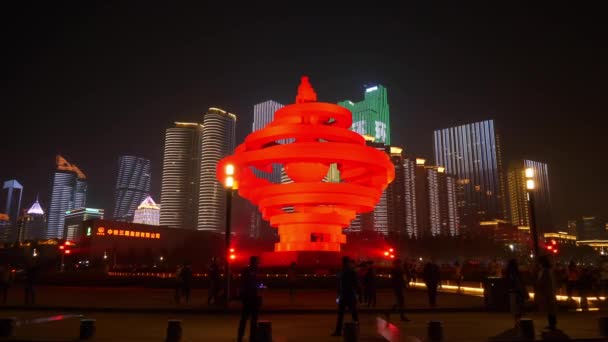 Noche Tiempo Iluminado Qingdao Centro Ciudad Famoso Monumento Bahía Lleno — Vídeo de stock