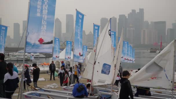 Día Nublado Qingdao Ciudad Olímpica Bahía Niños Abarrotados Barcos Deportivos — Vídeos de Stock