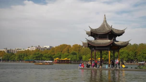 杭州市晴れた日に有名な西湖湾混雑桟橋ベイ塔スローモーションパノラマ4K中国 — ストック動画
