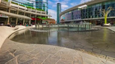 Milano 'da kalabalık meydanı olan ünlü modern bloklar, İtalya, 4k  