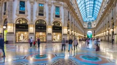 Milano şehrinin merkezindeki aydınlatma galerisi, İtalya, 4k  