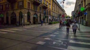 Milano şehir trafiğinin 4k manzarası, İtalya, zaman aşımı 