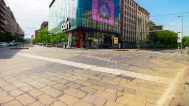 Milan City, İtalya 'da sokak trafiğinin hızlandırılmış manzarası, 4k 