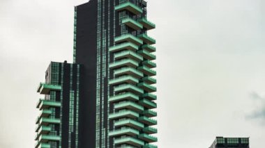 Milan City, İtalya 'daki modern binaların üzerinde bulutlu gökyüzü manzarası 