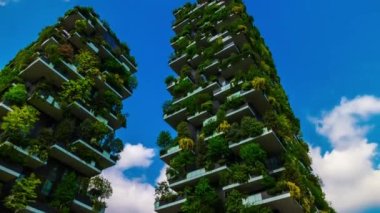 Milan City, İtalya 'daki ünlü modern binaların hızlandırılmış manzarası. 