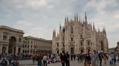Milano, İtalya 'daki ünlü Duomo katedrali meydanı 4k  