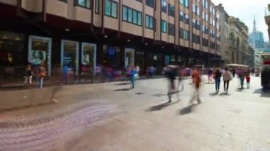 Milan City, İtalya 'daki ünlü alışveriş caddesinin hızlandırılmış manzarası, 4K 