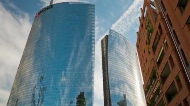 Milano, İtalya 'daki ünlü modern blok binaları, zaman aşımı 