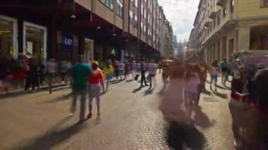 Milan City, İtalya 'daki ünlü alışveriş caddesinin hızlandırılmış manzarası, 4K 