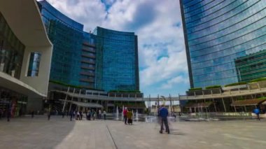 Milano 'da kalabalık meydanı olan ünlü modern bloklar, İtalya, 4k  