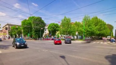 Milano, İtalya 'da sokak trafiği, 4K