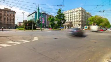 Milan City, İtalya 'da sokak trafiğinin hızlandırılmış manzarası, 4k 
