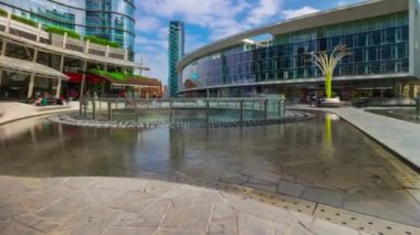 Milano 'da kalabalık meydanı olan ünlü modern bloklar, İtalya, 4k  