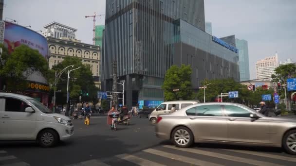 中国南京市街道交通要道中央交叉口4K — 图库视频影像