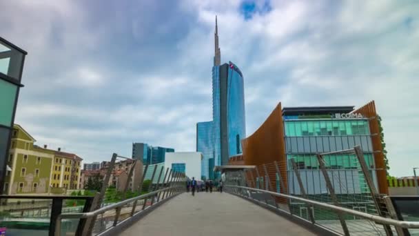 Famosi Blocchi Moderni Con Piazza Affollata Milano Città Italia — Video Stock