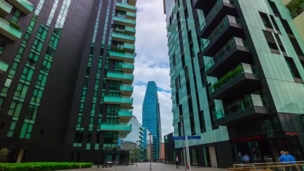 Célèbres Blocs Modernes Avec Place Bondée Milan Italie — Video