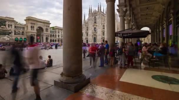 붐비는 두오모 대성당 이탈리아 밀라노 — 비디오