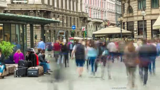 이탈리아 밀라노에 보행자 광장의 파노라마 — 비디오