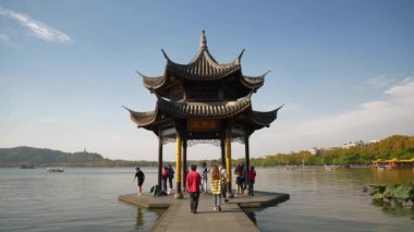 HANGZHOU, ÇİN - CRCA 2019: Güneşli bir gün Hangzhou şehri ünlü göl pagoda rıhtımı