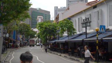 Gündüz kuşağı Singapur şehir merkezi ünlü turistik gece hayatı sokak yavaş çekim panoraması 4k