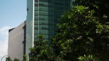 Gündüz kuşağı Singapur Şehri ofis gökdelenleri yavaş çekim manzarası 4k