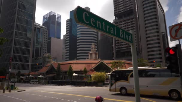 シンガポールのダウンタウン昼間の交通渋滞有名食品市場の交差点スローモーションパノラマ4K — ストック動画