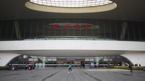 Hangzhou China Circa 2019 Gente Caminando Plaza Cerca Estación Tren — Vídeos de Stock