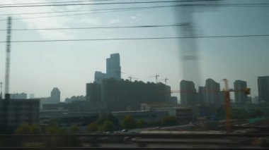 Güneşli bir akşam Hangzhou şehri. Tren yolculuğu, yolcu tarafı pov panorama, 4K. Çin