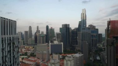 Gün batımı zamanı Singapur şehir merkezi ünlü çatı katı ağır çekim panoraması 4k