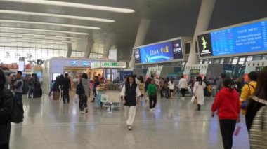 Guangzhou, Çin - 9 Ekim 2017 Guangzhou şehir havaalanında, yavaş çekim yürüyen panorama, 4k. Guangzhou, Çin.