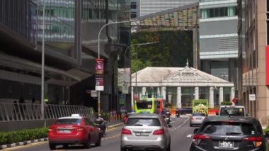 güneşli bir gün Singapur şehir merkezi şehir merkezi trafik sokağı yavaş çekim panorama 4k