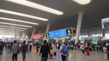 Guangzhou, Çin - 9 Ekim 2017 Guangzhou şehir havaalanında, yavaş çekim yürüyen panorama, 4k. Guangzhou, Çin.