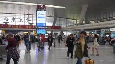 Guangzhou, Çin - 9 Ekim 2017 Guangzhou şehir havaalanında, yavaş çekim yürüyen panorama, 4k. Guangzhou, Çin.