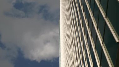 Güneşli bir gün Singapur şehir merkezi ofis gökdelenleri önümüzde yavaş çekim panorama 4k