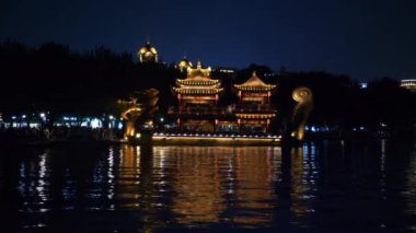 HANGZHOU, ÇİN - CIRCA 2019: Batı Gölü 'nde Turistli Altın Ejder teknesi 