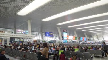 Guangzhou, Çin - 9 Ekim 2017 Guangzhou şehir havaalanında, yavaş çekim yürüyen panorama, 4k. Guangzhou, Çin.