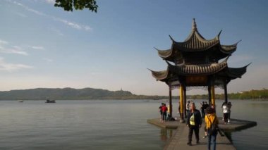 HANGZHOU, ÇİN - CRCA 2019: Güneşli bir gün Hangzhou şehri ünlü göl pagoda rıhtımı