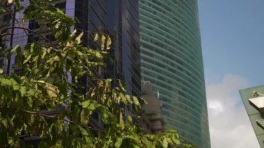 Gündüz vakti Singapur Şehri şehir merkezindeki ofis gökdelenleri yavaş çekim panorama 4k 'nin önünde.
