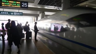 GuANGZHOU, ÇİN - 25 Eylül 2017: Şehir tren istasyonu ünlü pist şeridi panorama 4k 