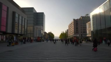 HANGZHOU, ÇİN - CIRCA 2019: Batı Hangzhou Gölü 'ndeki Apple mağazasına yakın insanlar