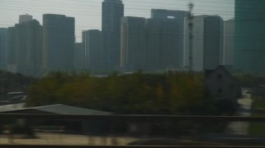 Güneşli bir akşam Hangzhou şehri. Tren yolculuğu, yolcu tarafı pov panorama, 4K. Çin
