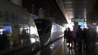 GuANGZHOU, ÇİN - 25 Eylül 2017: Şehir tren istasyonu ünlü pist şeridi panorama 4k 