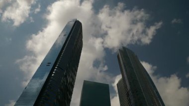 Güneşli bir gün Singapur şehir merkezi ofis gökdelenleri önümüzde yavaş çekim panorama 4k