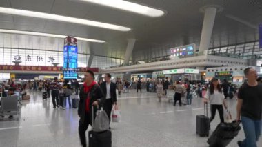 Guangzhou, Çin - 9 Ekim 2017 Guangzhou şehir havaalanında, yavaş çekim yürüyen panorama, 4k. Guangzhou, Çin.